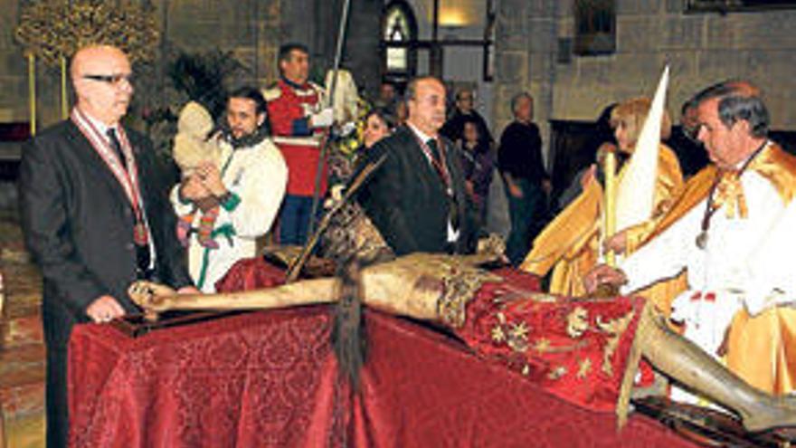 El Crist de la Sang en la iglesia, a la espera de ser portado.