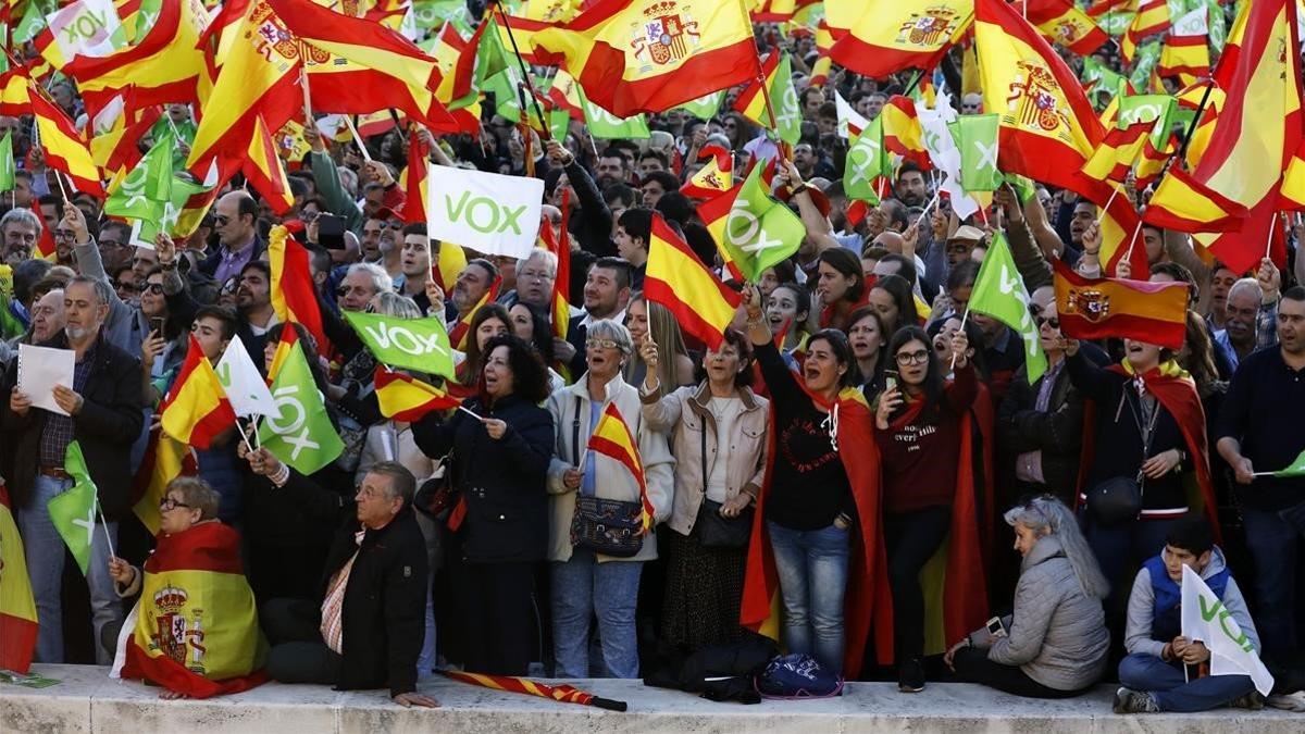 Simpatizantes de Vox, en el mitin de cierre de campaña, en la plaza de Colón.