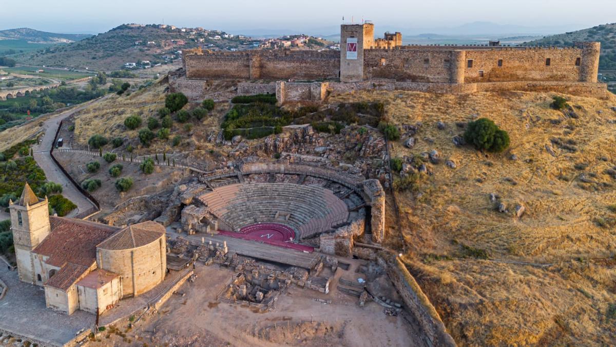 2-Castillo y teatro romano de Medellín.