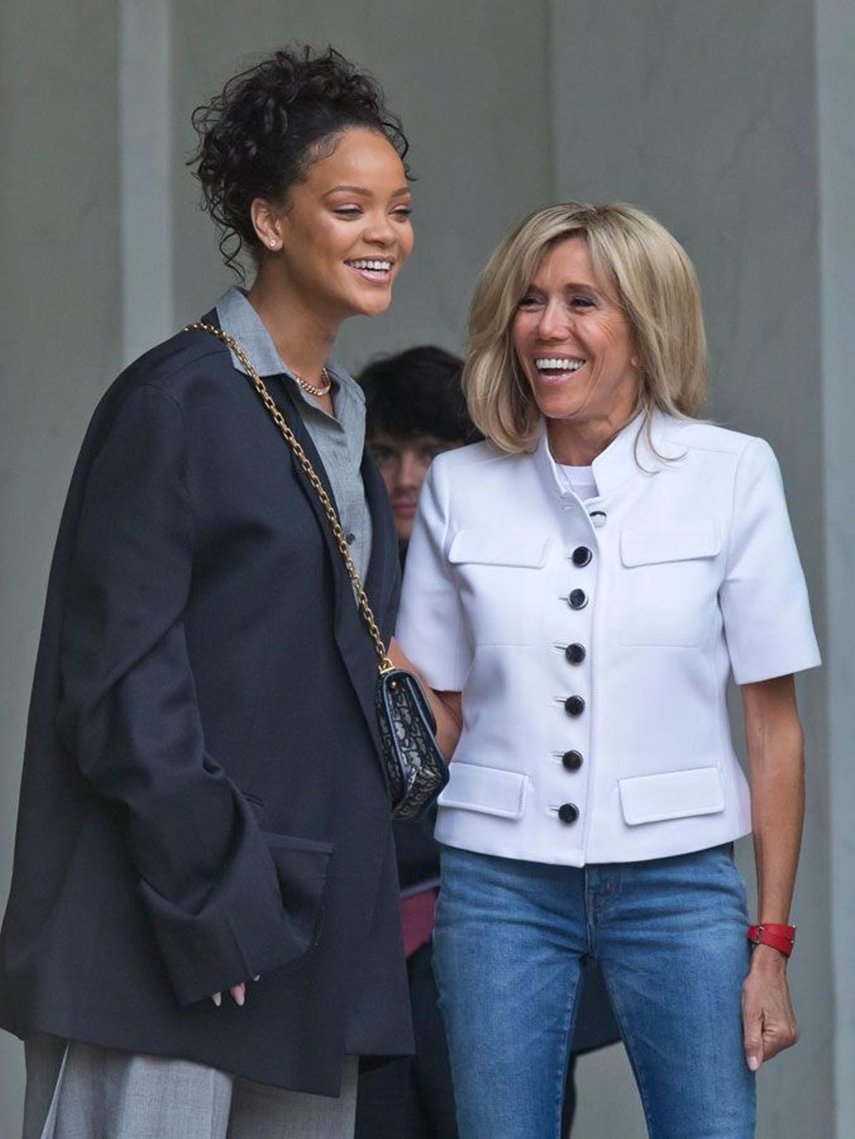 Rihanna con traje de chaqueta en el Elíseo francés, junto a Brigitte Macron