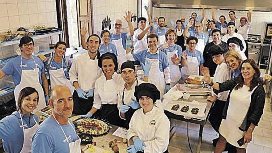 Voluntarios y estudiantes ayer en la cocina de Mater Sineu.