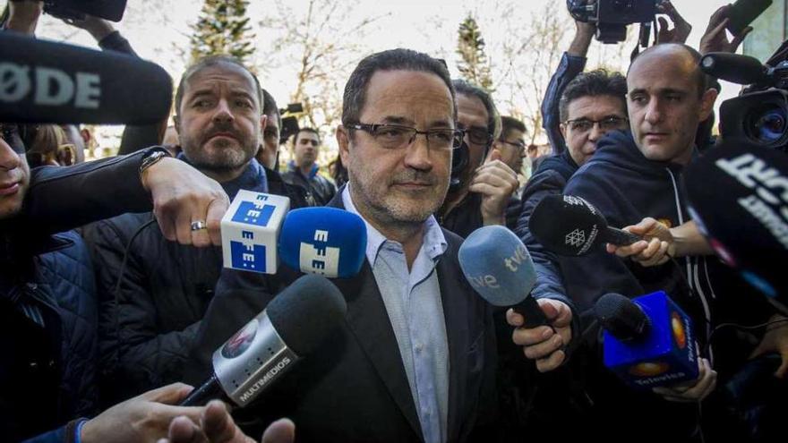 El expresidente del Zaragoza, Agapito Iglesias, ayer a su llegada a la Ciudad de la Justicia de Valencia.