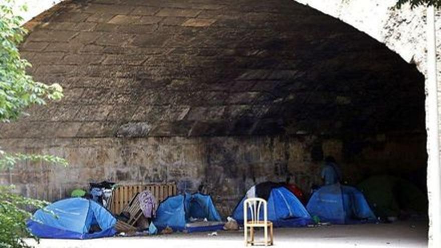 Tiendas de campaña de personas sin hogar en el río de Valencia