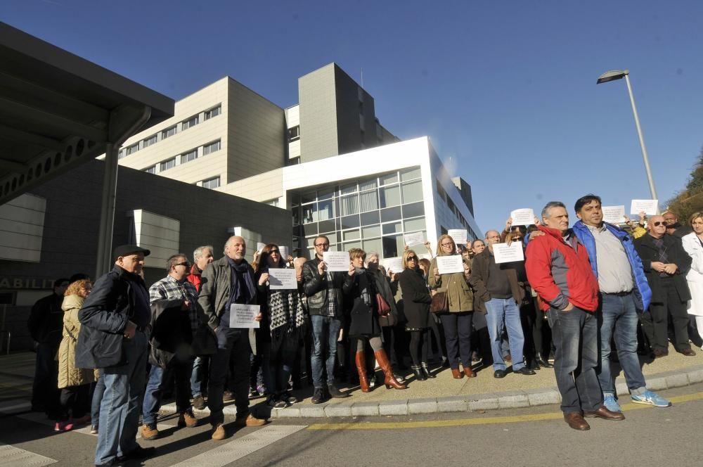 Protesta de los empleados del hospital por el despido de dos trabajadores de la cafetería