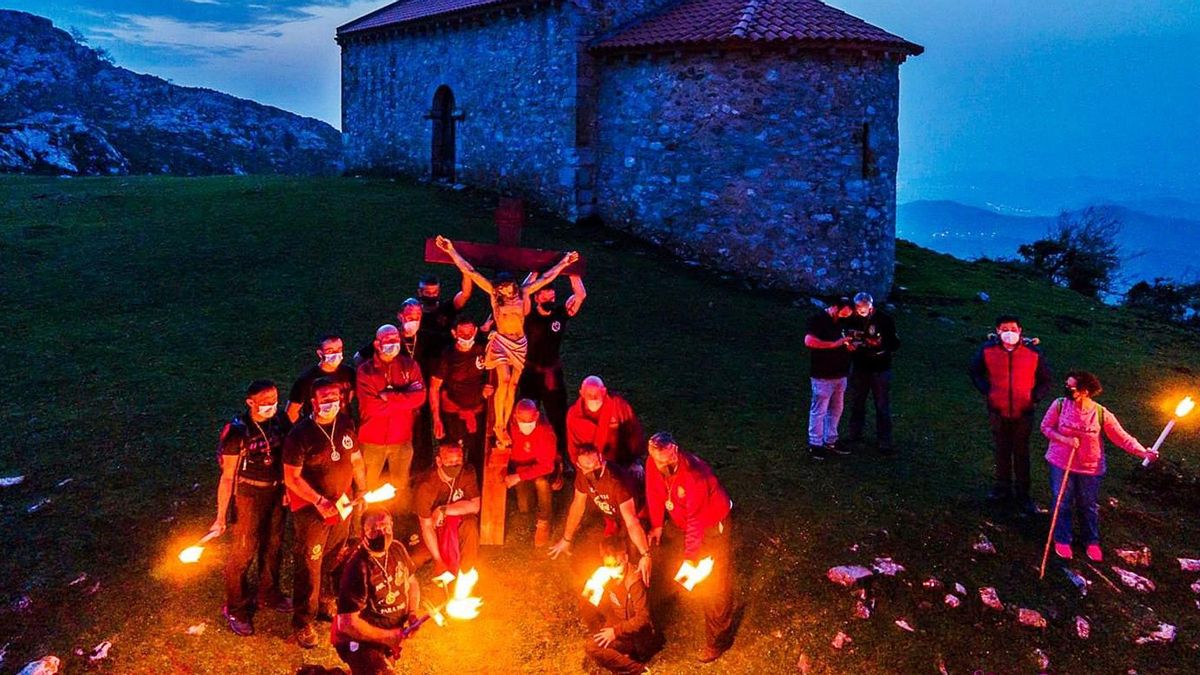 Los miembros de la cofradía, ante la ermita de la Magdalena. Hermandad de los Estudiantes