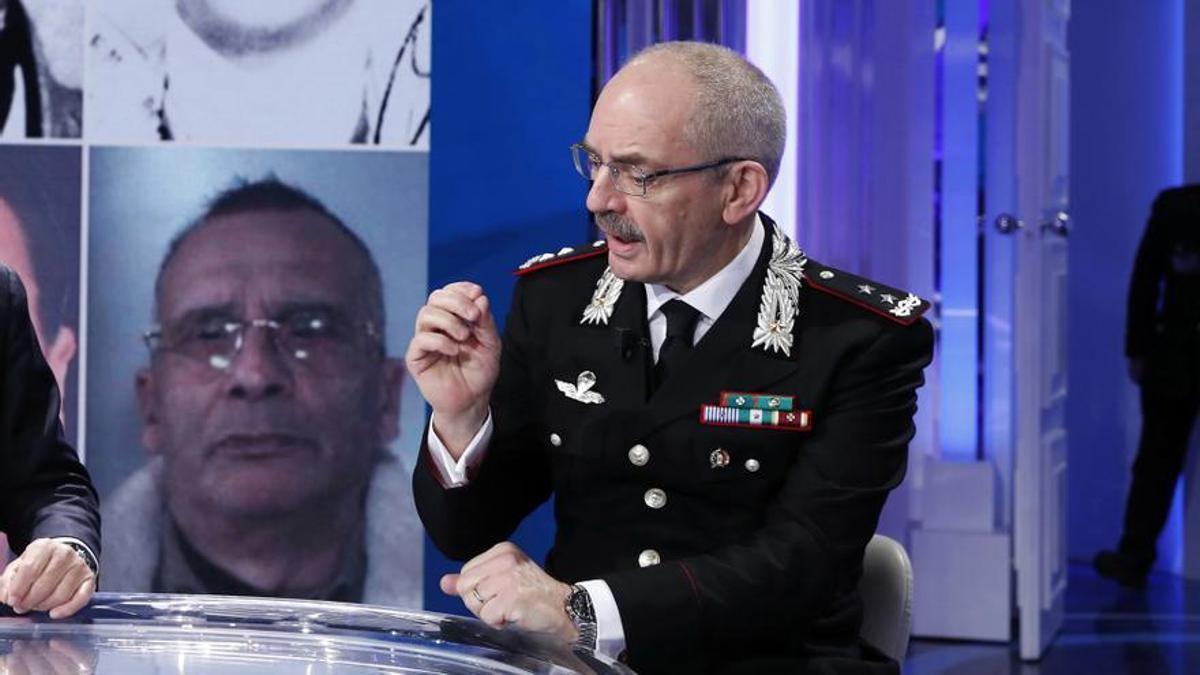 El comandant dels Carabinieri, el general Pasquale Angelosanto, amb la imatge de fons del capo italià Matteo Messina Denaro
