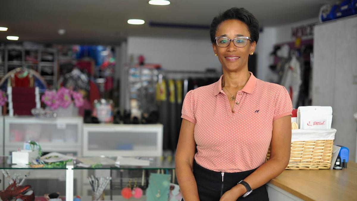 Zaida Ortiz en su tienda de vestuario de danza.