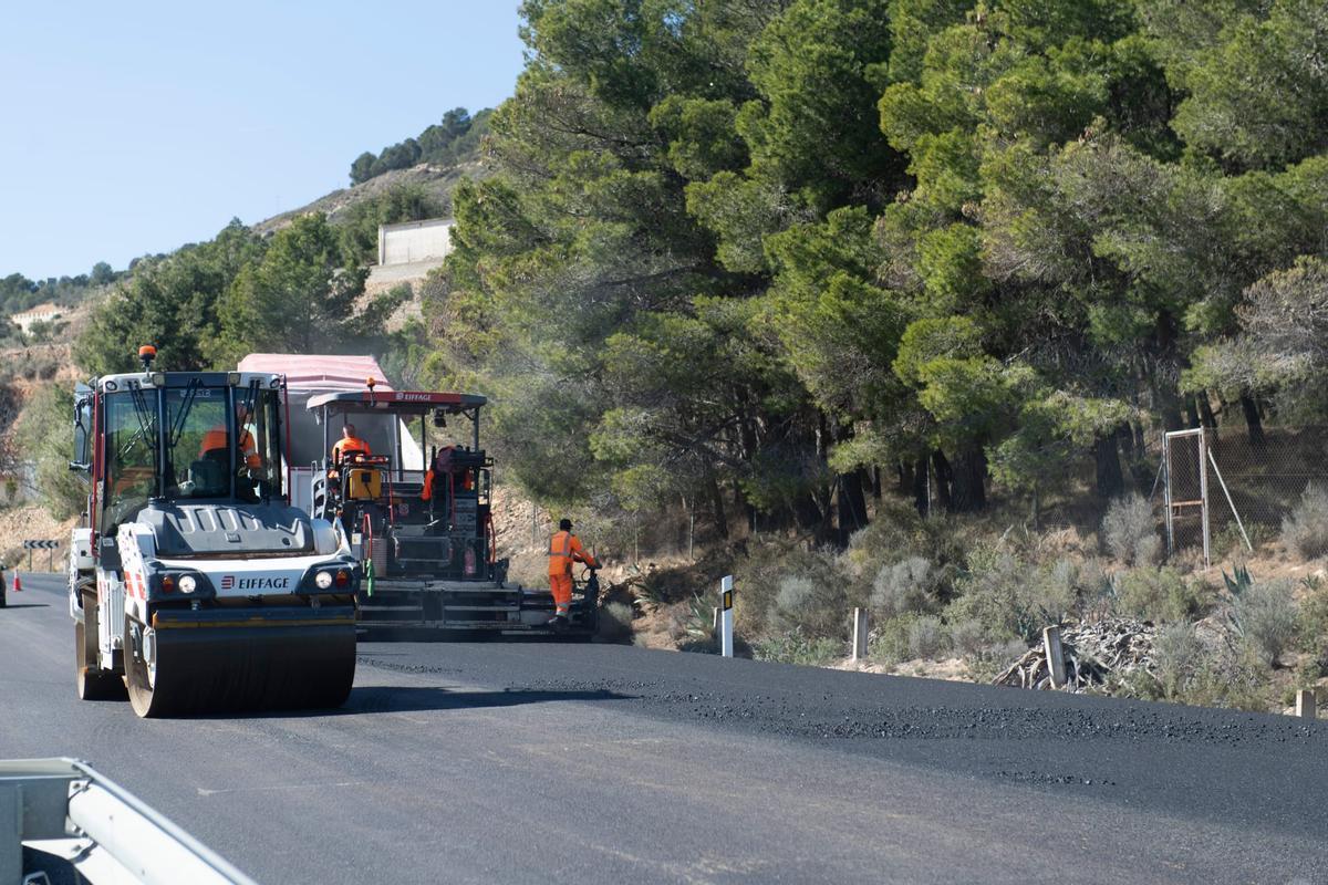 Operarios trabajando en las obras de reasfaltado de La Carrasqueta hace dos semanas