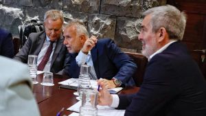 Fernando Clavijo (d), Ángel Víctor Torres (c) y Sebastián Franquis durante la reunión del Pacto Canario por la Migración.