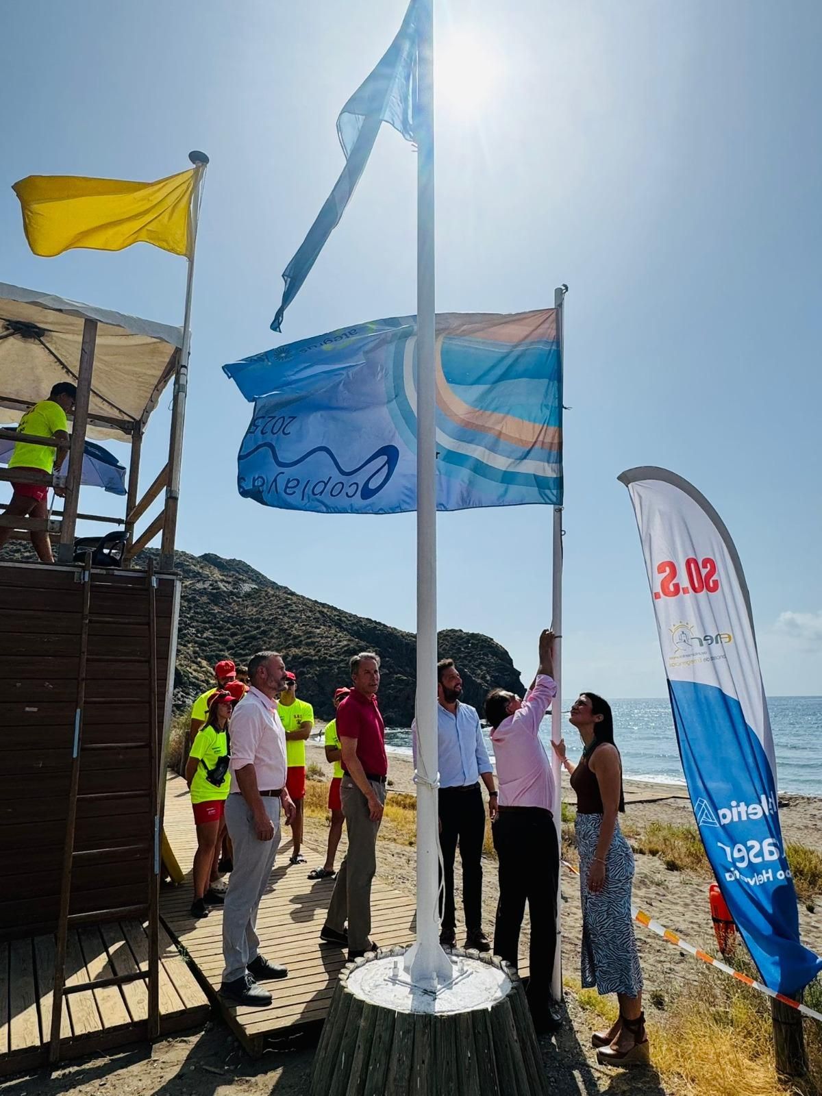 Izado de la bandera 'Ecoplayas'.