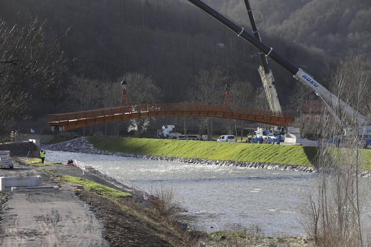 Así se instaló la pasarela peatonal de La Chalana, en Laviana