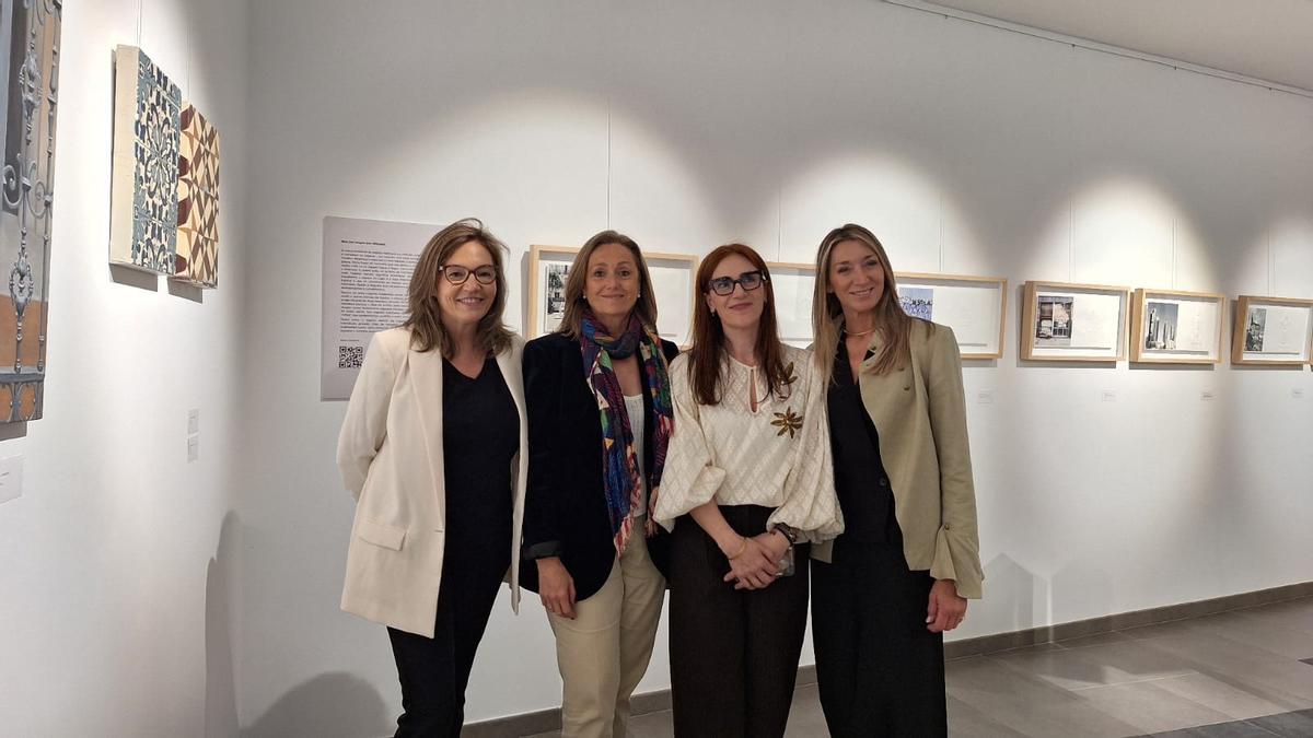 Luisa Sánchez, con las artistas de la muestra.