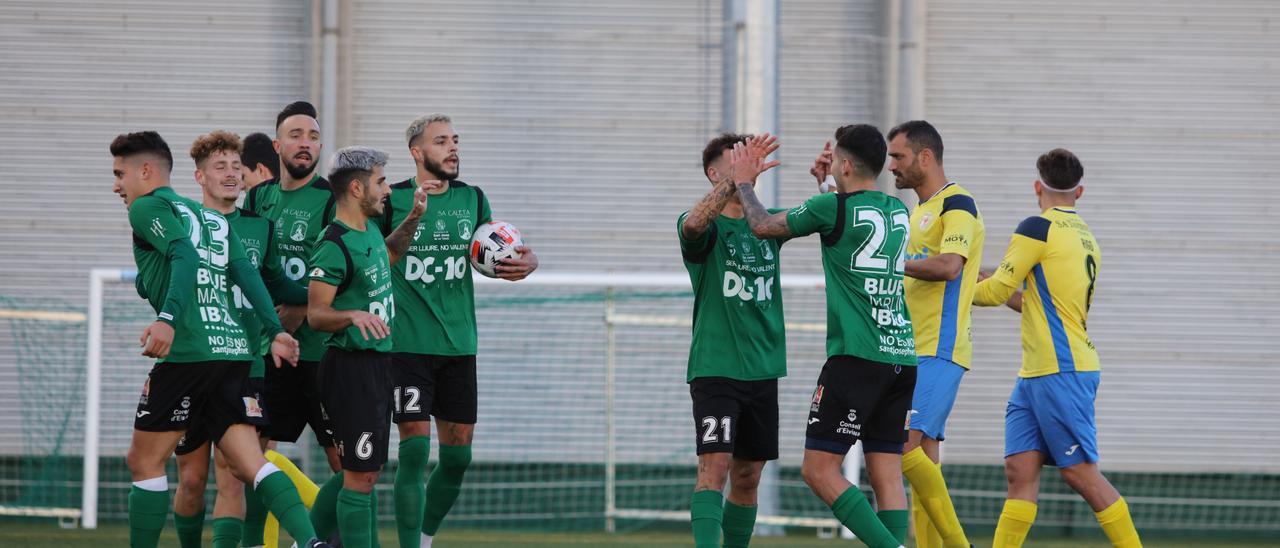 Diego Ruiz, con el balón en las manos, festeja un gol.