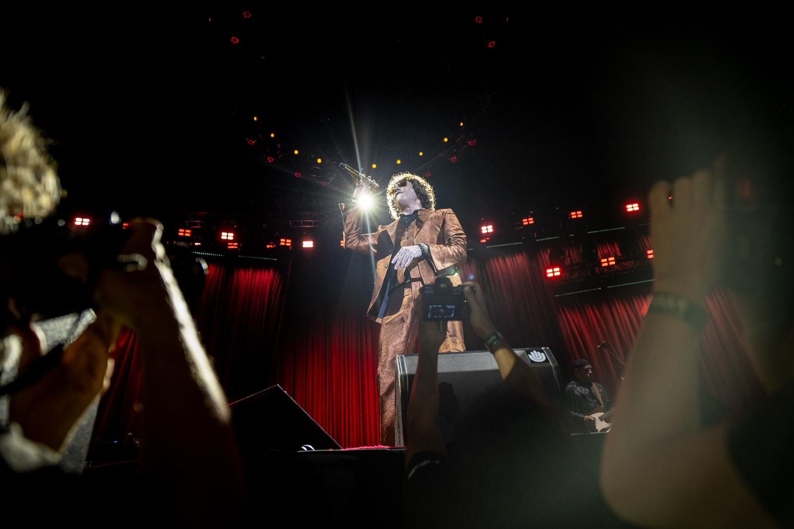 EN IMÁGENES | Enrique Bunbury pone patas arriba el Príncipe Felipe