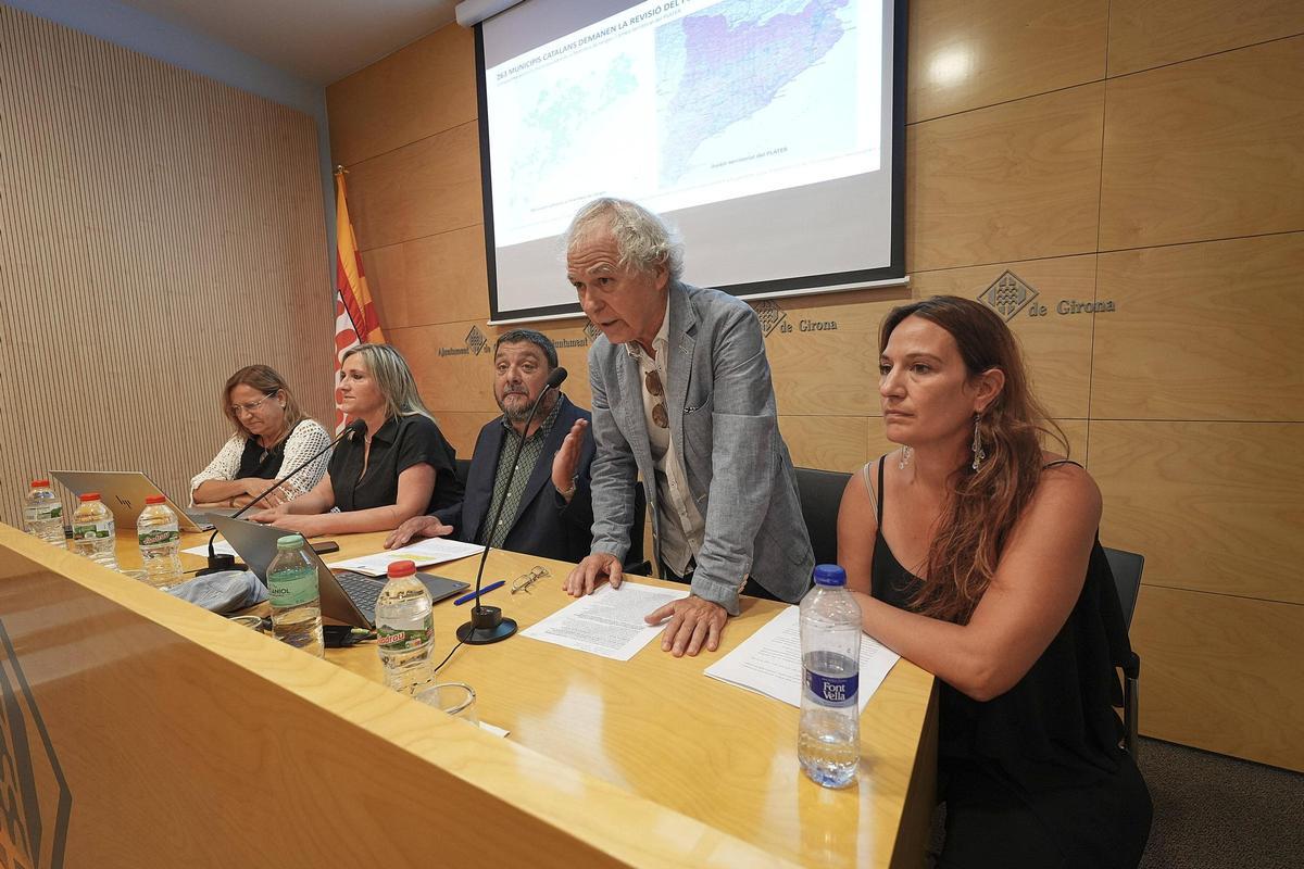 L'alcalde de Viladasens, Xavier Sánchez, durant la seva intervenció.