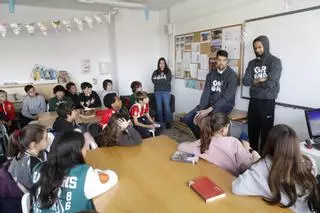 Hill i Sorolla acosten el bàsquet i l'anglès a l'escola Pericot de Girona