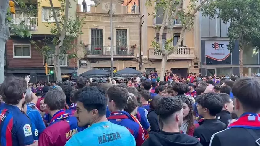 Emoción y euforia por la llegada del bus del FC Barcelona