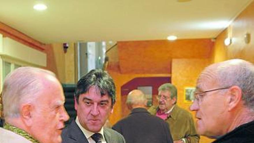 Antonio Fernández-Olavarrieta, a la izquierda, conversa ayer con otro ex colegial, en presencia de Víctor José Lapuerta.