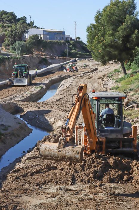 Visita a las zonas más afectadas por la DANA de septiembre en la Vega Baja por parte de expertos que diseñarán las defensas de la comarca frente a futuras a avenidas