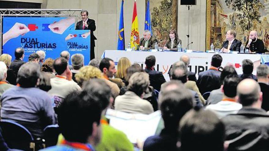 Gobierno regional, empresarios y sindicatos rescatan en Asturias la figura del aprendiz