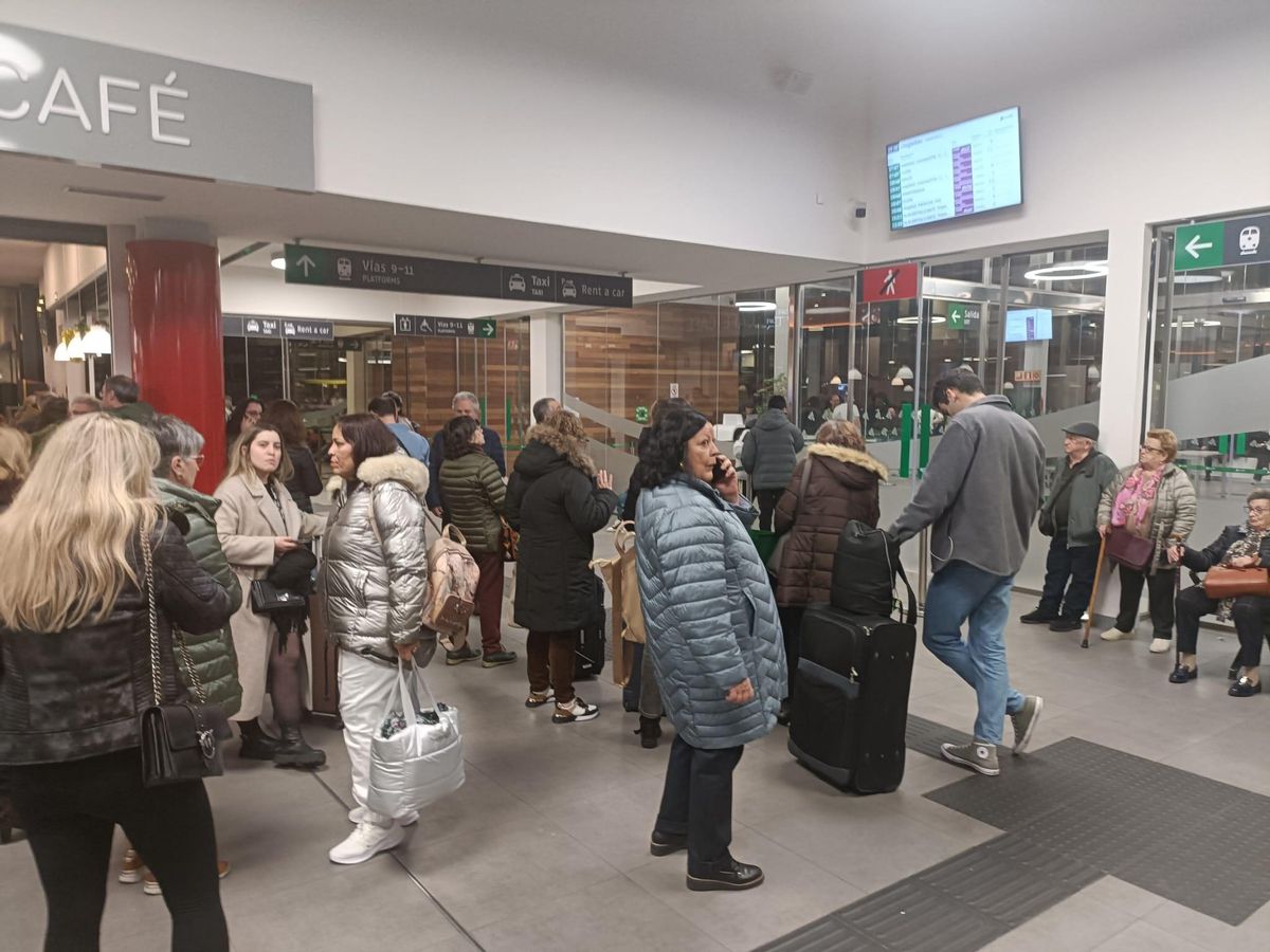 Pasajeros en la estación de León.
