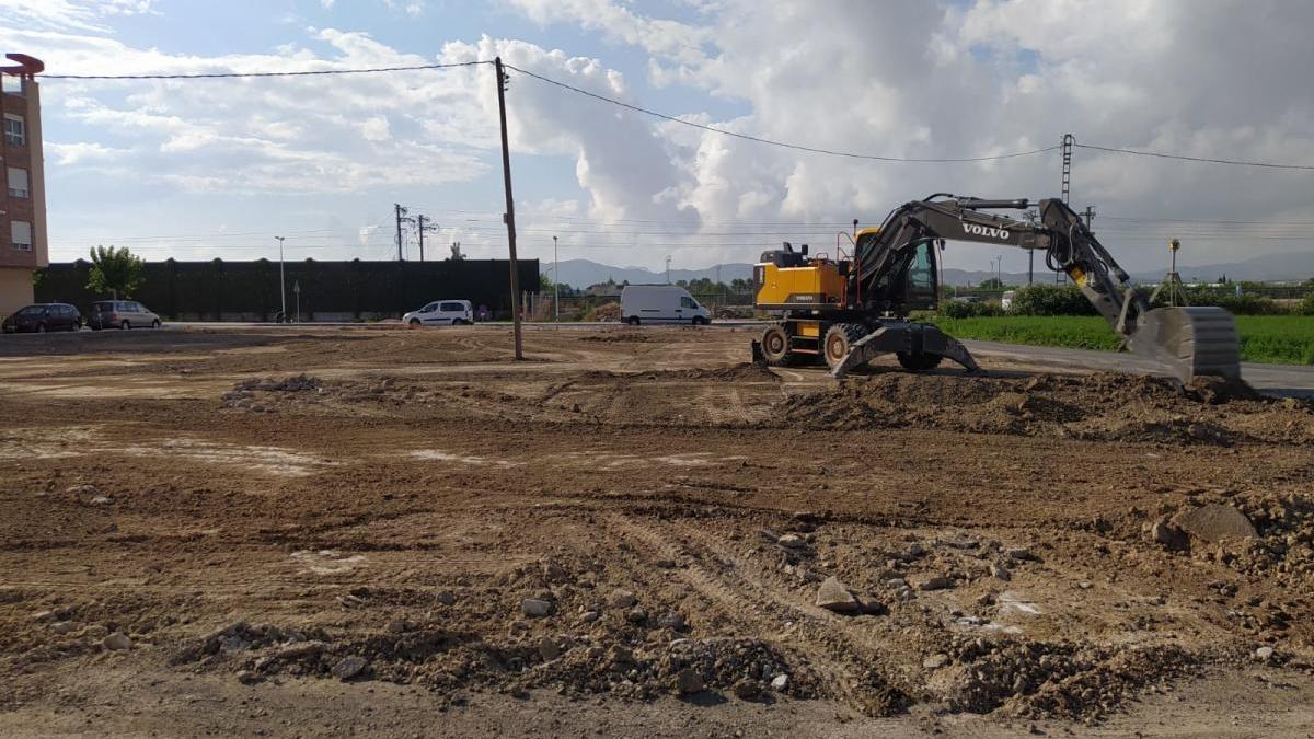 Arrancan las obras en Beniel para habilitar un espacio de aparcamiento.