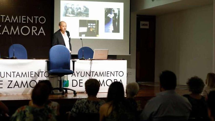 Asistentes al taller y el profesional que lo imparte en el salón de actos de la Alhóndiga.