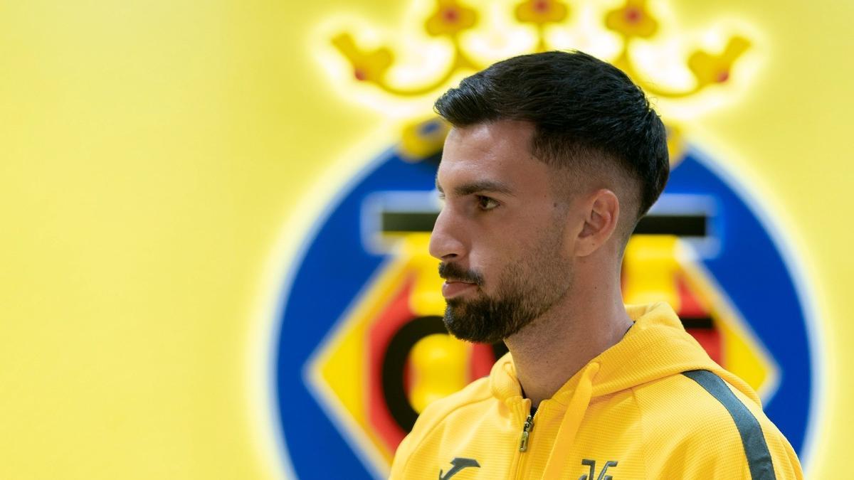 Álex Baena entra en el Estadio de La Cerámica de Vila-real.
