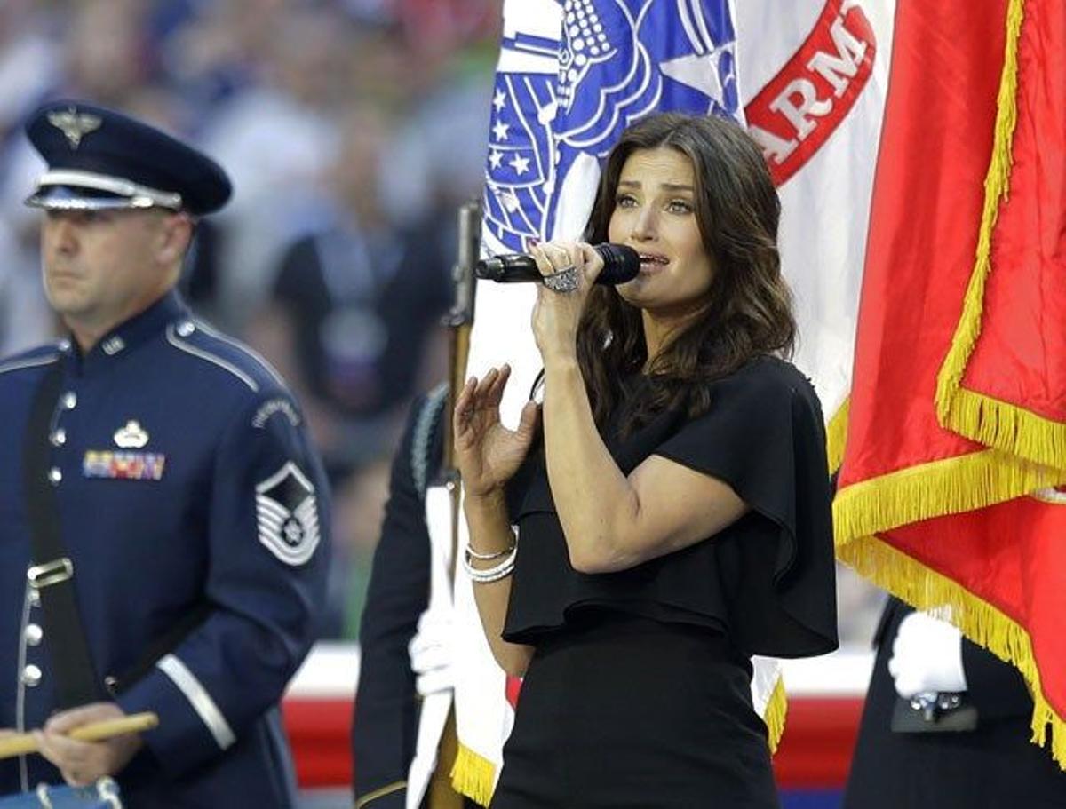 Idina Menzel interpreta el Himno de Estados Unidos en la Super Bowl 2015.