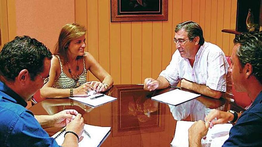 Esperanza Oña junto a Antonio Sánchez, en un momento de la reunión que mantuvieron ayer.