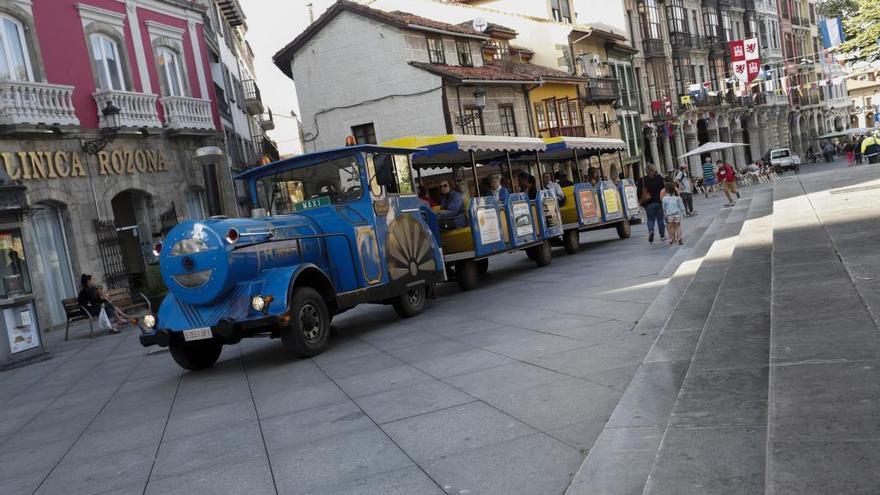 El tren turístico, por el casco histórico de Avilés.