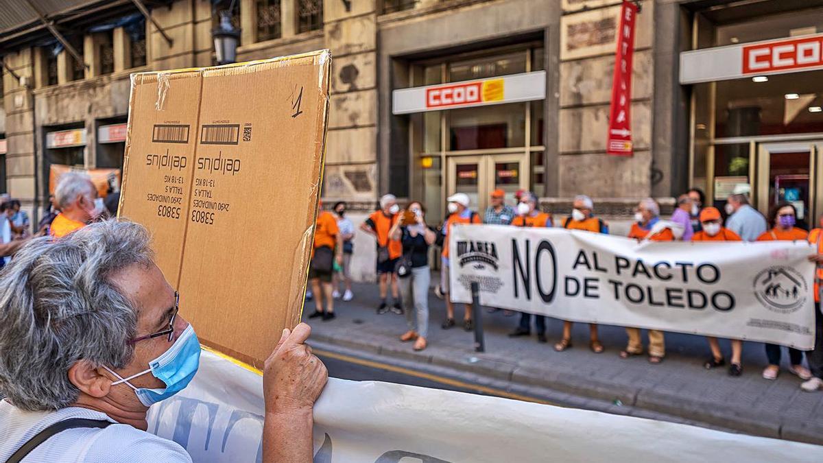 Manifestació de Marea Pensionista a la seu de CCOO contra l’acord de les pensions.  | SIMONE BOCCACCIO