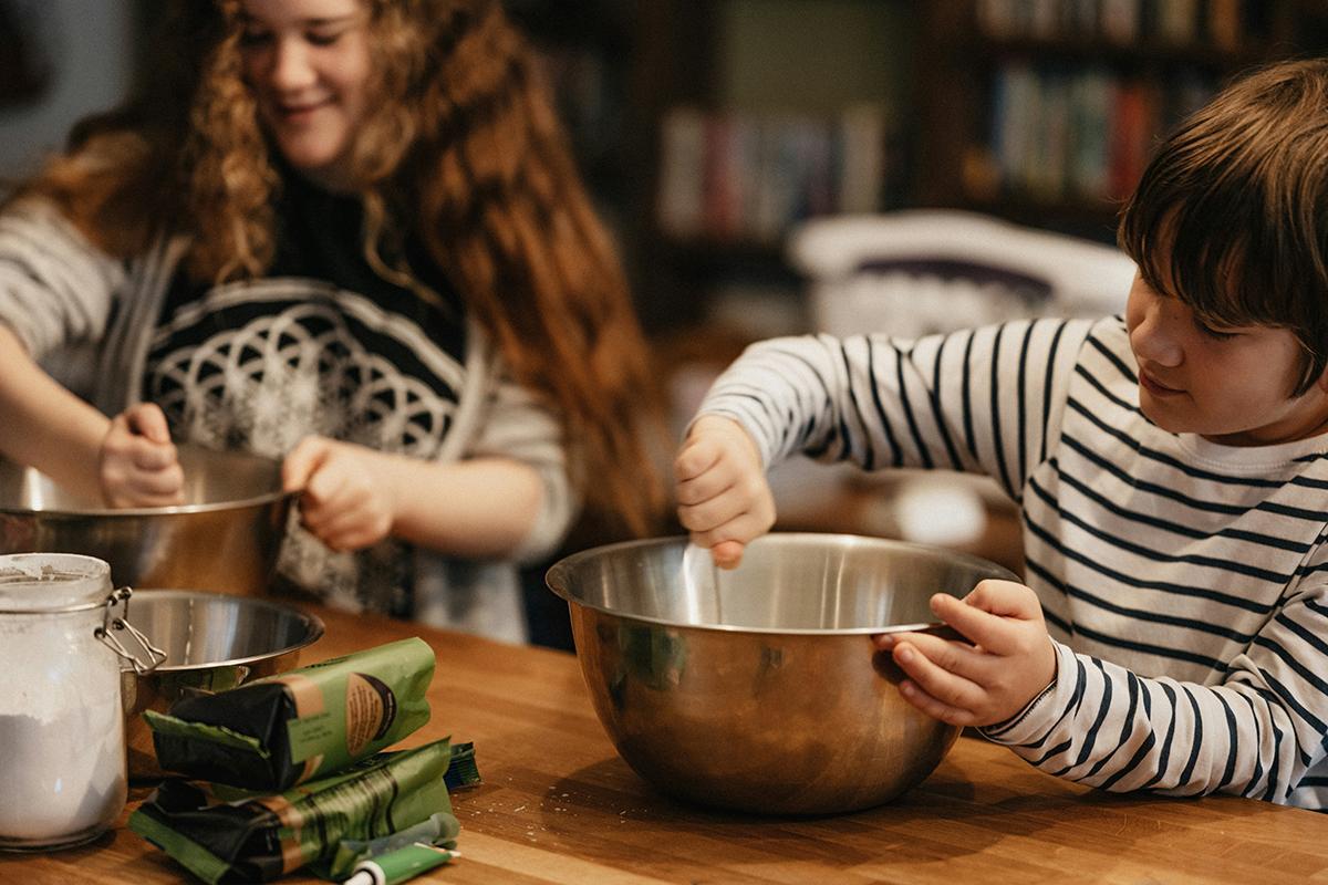 Cocinar en familia puede ser un plan divertido para hacer con los más pequeños.