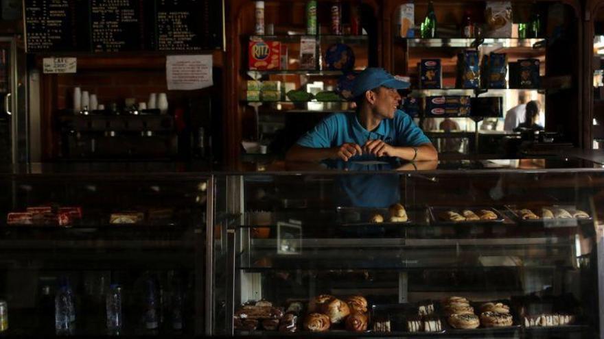 Los venezolanos intentan retomar su vida cotidiana en medio de la oscuridad