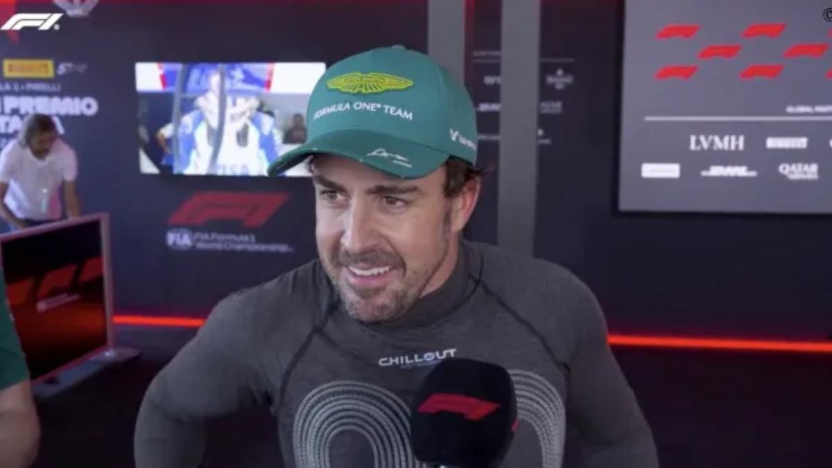 Alonso, con el chaleco, durante el GP de Italia