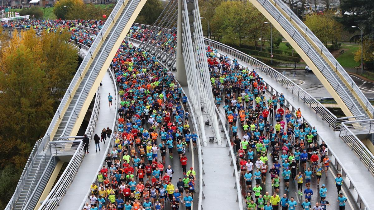 Una edición anterior de la gran carrera popular de San Martiño, que este 2021 vuelve a las calles tras haberse celebrado de forma virtual el pasado año.