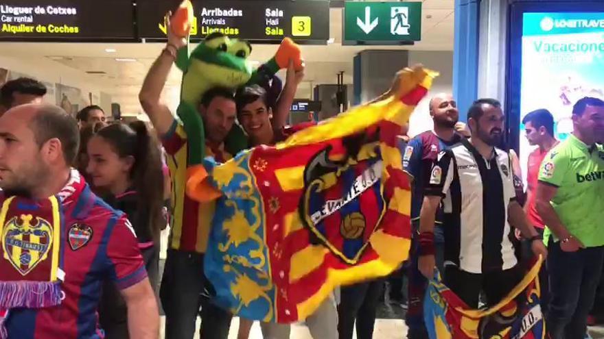 Recibimiento al Levante UD en Manises tras salvarse matemáticamente en Girona