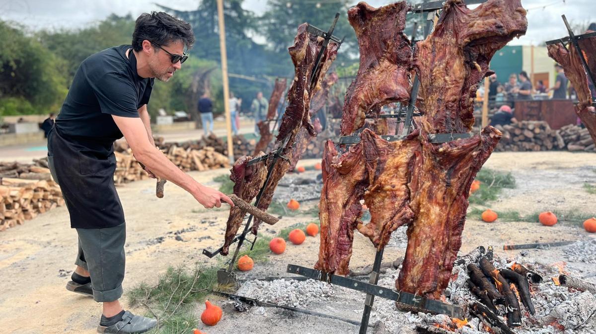 Guido Tassi comprueba las piezas de carne de Don Julio en el festival Chefs on Fire.