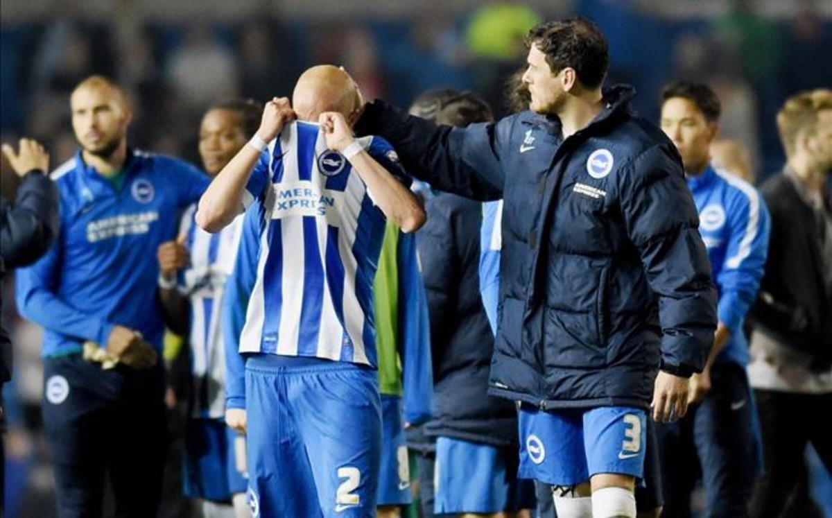 Bruno Saltor, capitán del Brighton, acabó el partido frente al Sheffield llorando