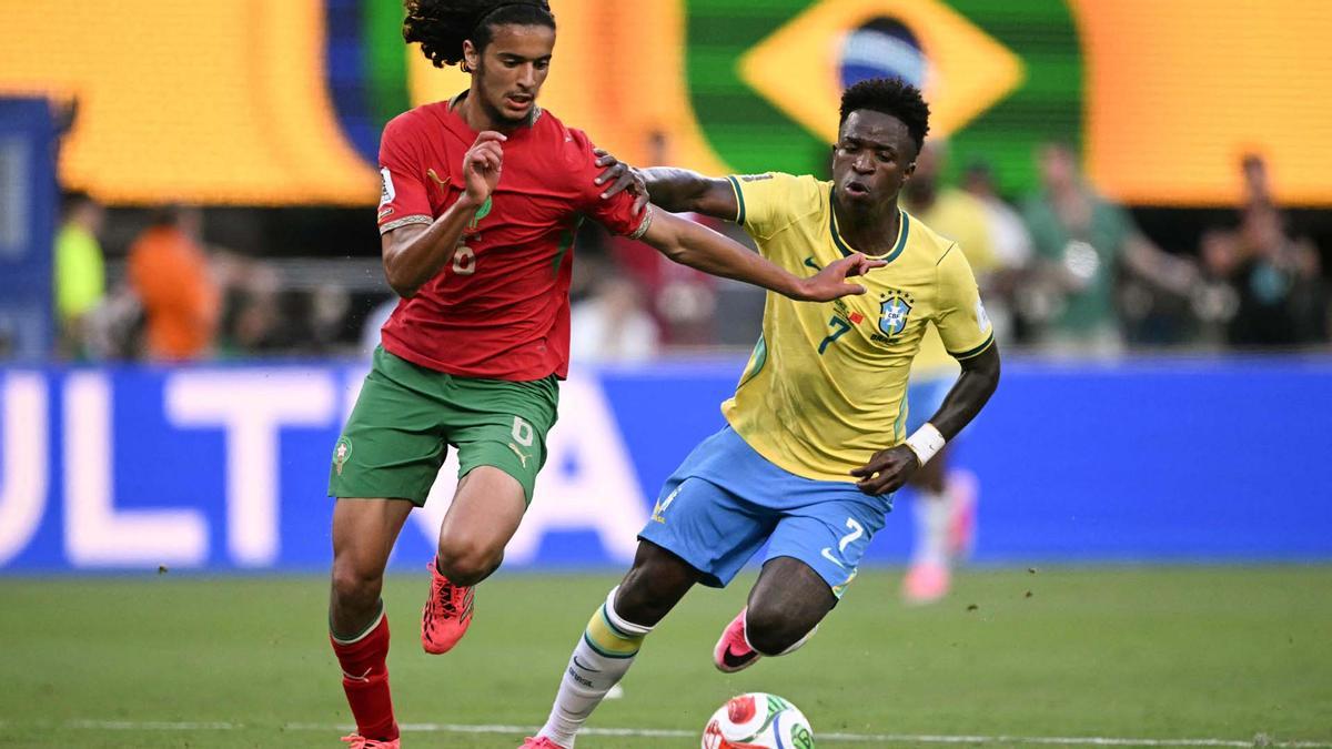 El centrocampista marroquí Ayyoub Bouaddi (n.º 06) y el delantero brasileño Vinicius Junior (n.º 07) luchan por el balón durante el partido de fútbol del Grupo C del Mundial 2026 entre Brasil y Marruecos en el estadio New York/New Jersey de East Rutherford, el 13 de junio de 2026.