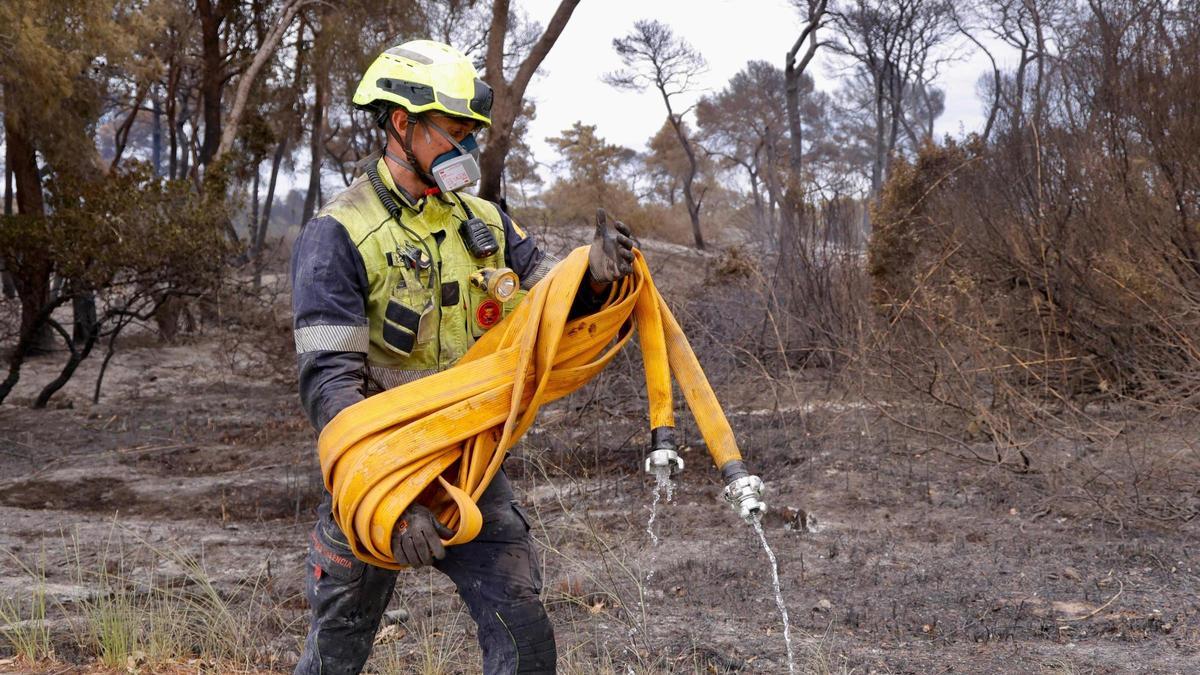 Un bombero trabaja en la extinción del incendio de la Devesa