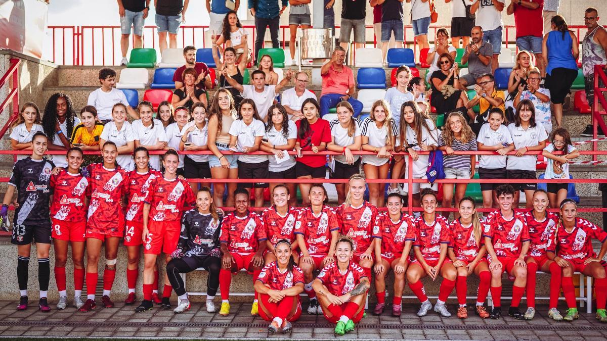 Las jugadoras del Levante Las Planas con su afición