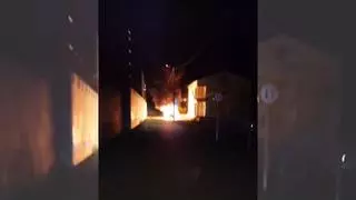 Un incendio en un vehículo junto a una vivienda en Santiago desata las alarmas: "Había dos personas en el interior de la casa"