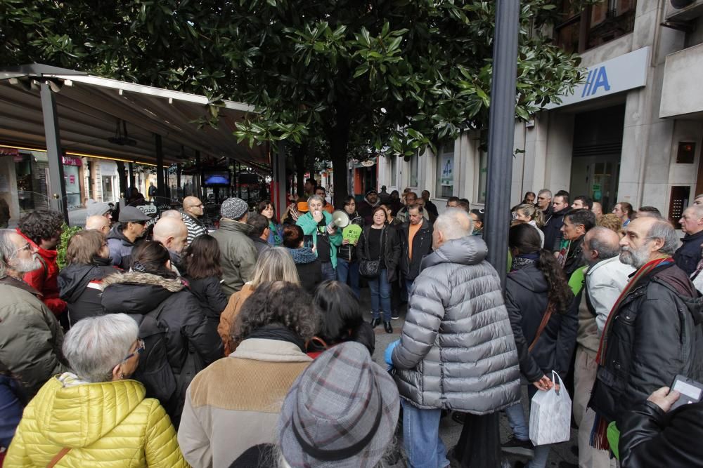 Protesta de la PAH para evitar otro desahucio en Gijón.