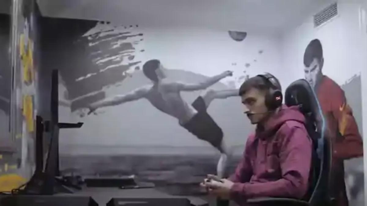 Pedri jugando en su sala 'gaming' de casa.