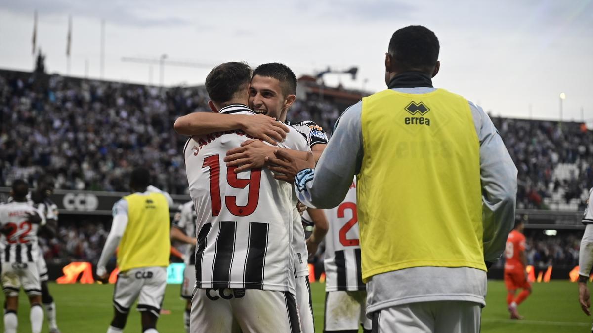 Jakobsen y Gerenabarrena se abrazan tras un gol del Castellón en el SkyFi Castalia.