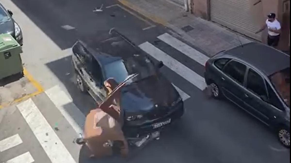 Un momento del impacto contra el contenedor en Petrer.