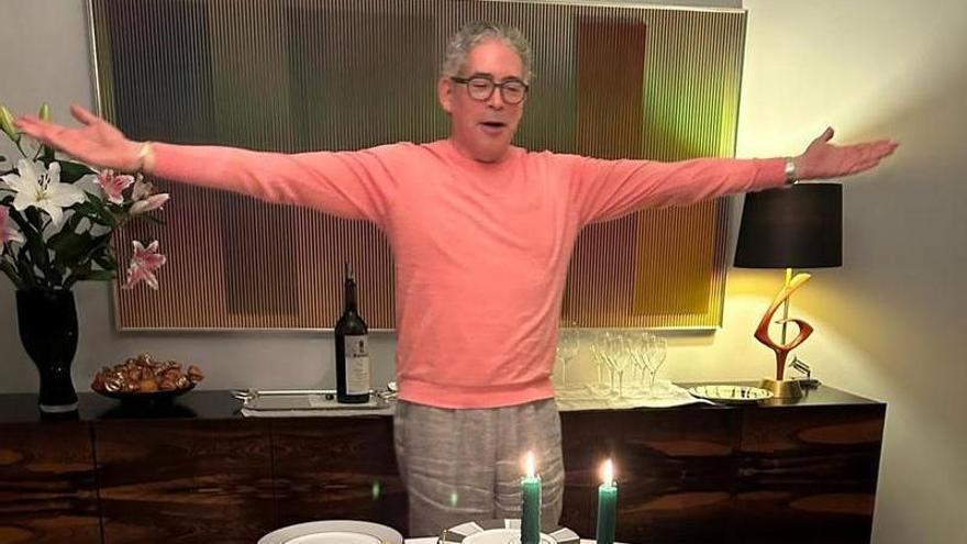 Así es la casa de Boris Izaguirre en el centro de Madrid: aire señorial, grandes lienzos y un estilo ecléctico