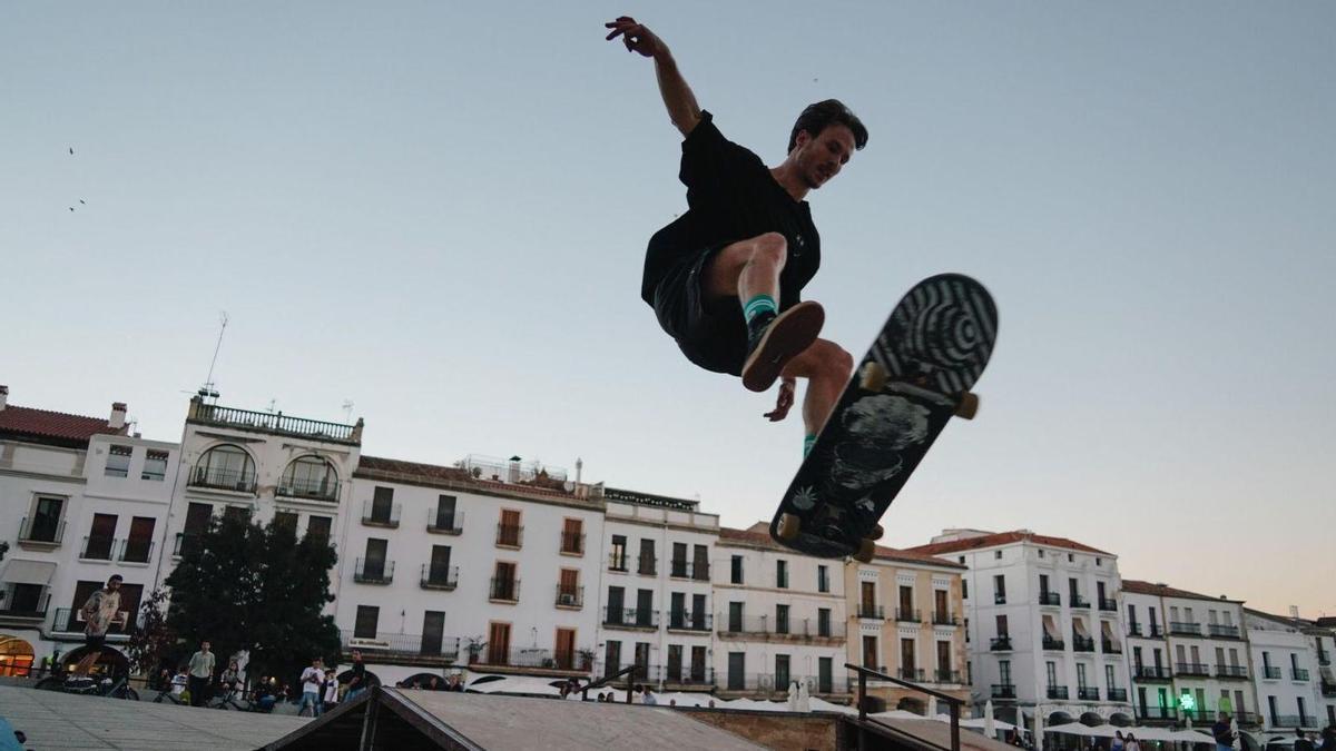 Cultura urbana. Actividades en la plaza Mayor de Cáceres.