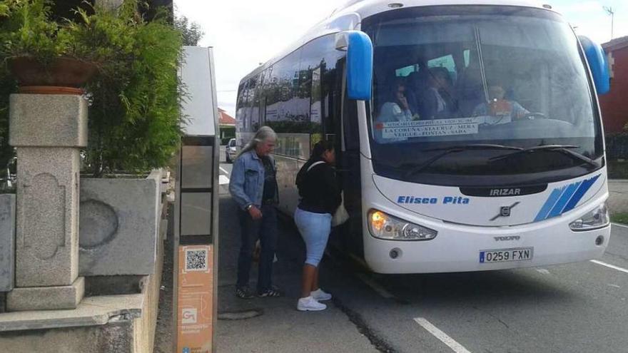 Bus de Eliseo Pita en una parada en Oleiros.